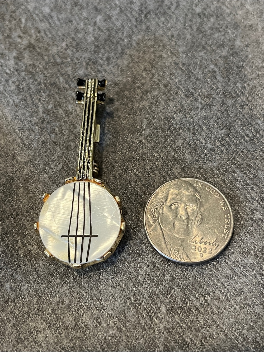 Goldtone MOP Banjo Brooch - Picture 4 of 7